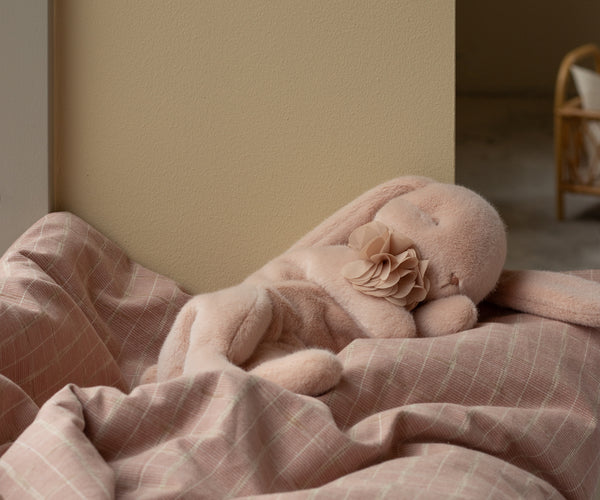 Conejito durmiente de peluche - empolvado