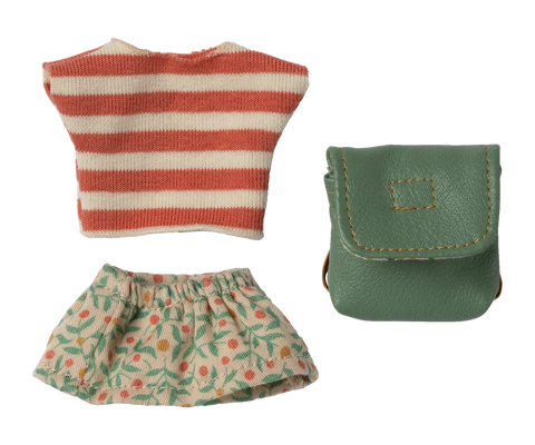 Ropa y mochila verde - Ratoncita hermana mayor