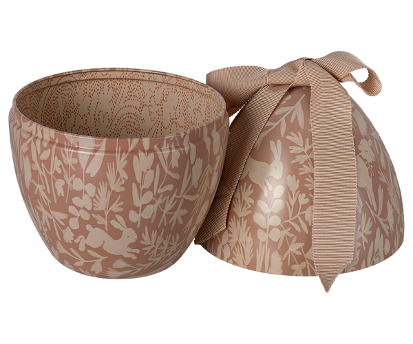 Huevo de pascua rosa empolvado