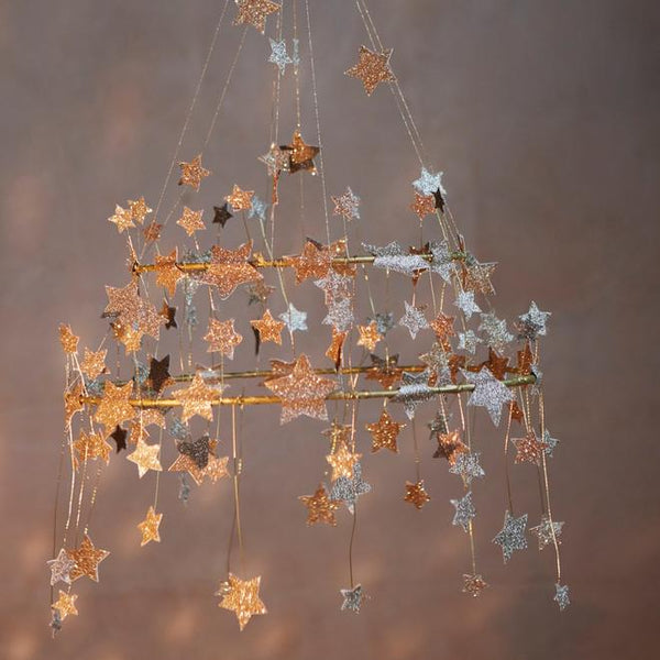 Chandelier de estrellas doradas